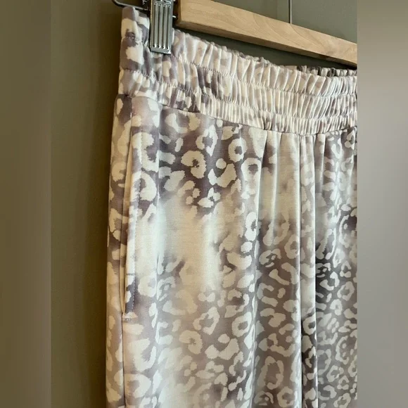 OLIVACEOUS Wide Leg Gray & White Leopard Print Flowy Pants size small - Picture 3 of 11